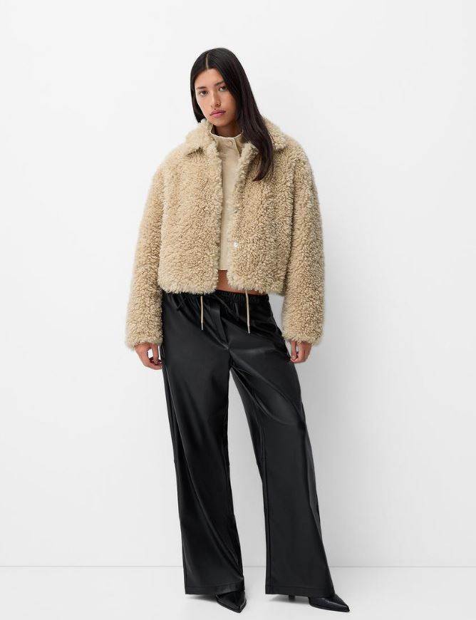 Trucker jakna od umjetnog janjećeg runa/ Bershka/ 45,99 €