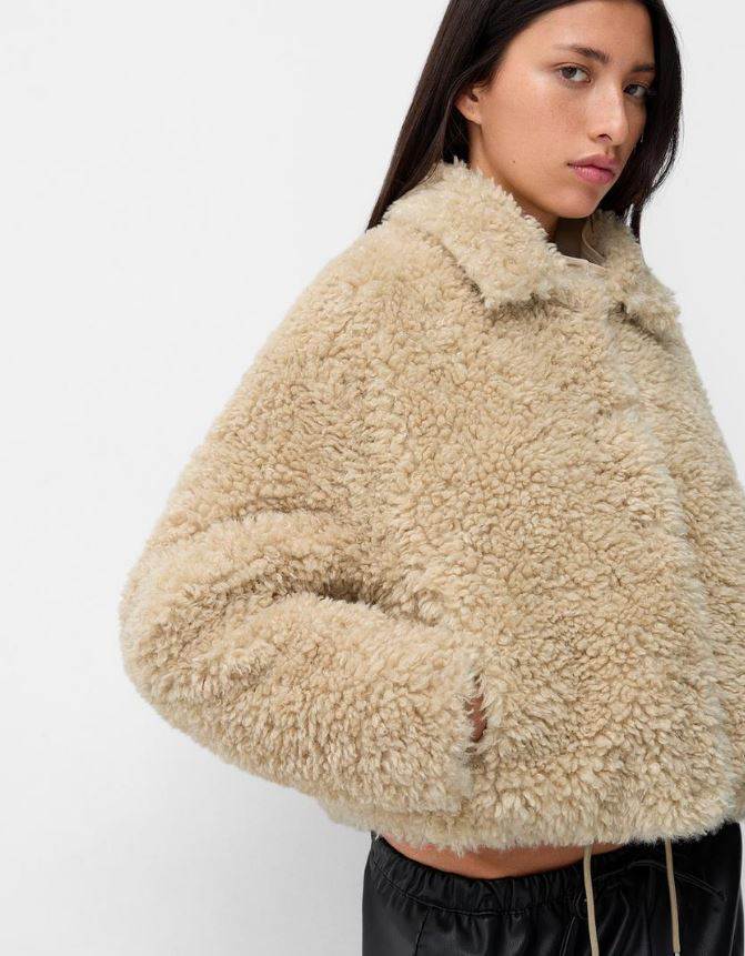 Trucker jakna od umjetnog janjećeg runa/ Bershka/ 45,99 €