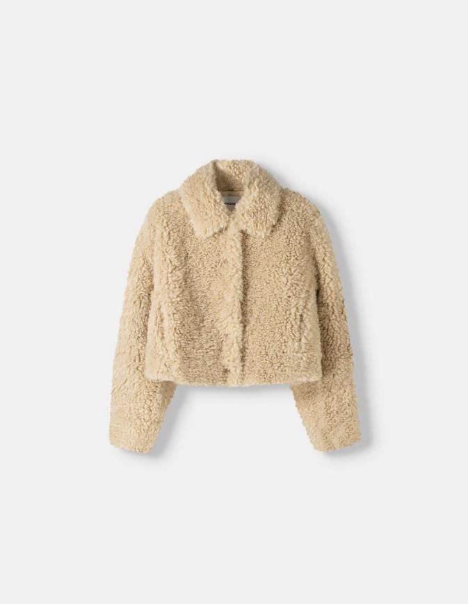 Trucker jakna od umjetnog janjećeg runa/ Bershka/ 45,99 €