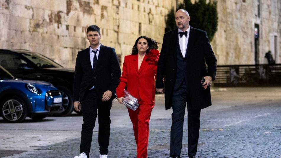 Dino i Viktorija Rada plešu zagrljeni