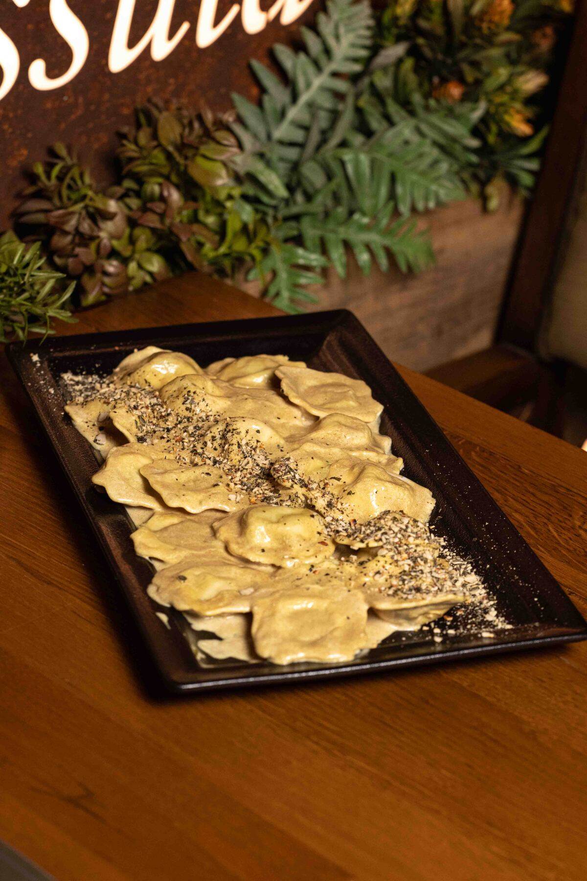 RAVIOLI SA SVJEŽIM SIROM I KOPRIVOM U UMAKU OD BUČINIH SJUEMENKI.jpg