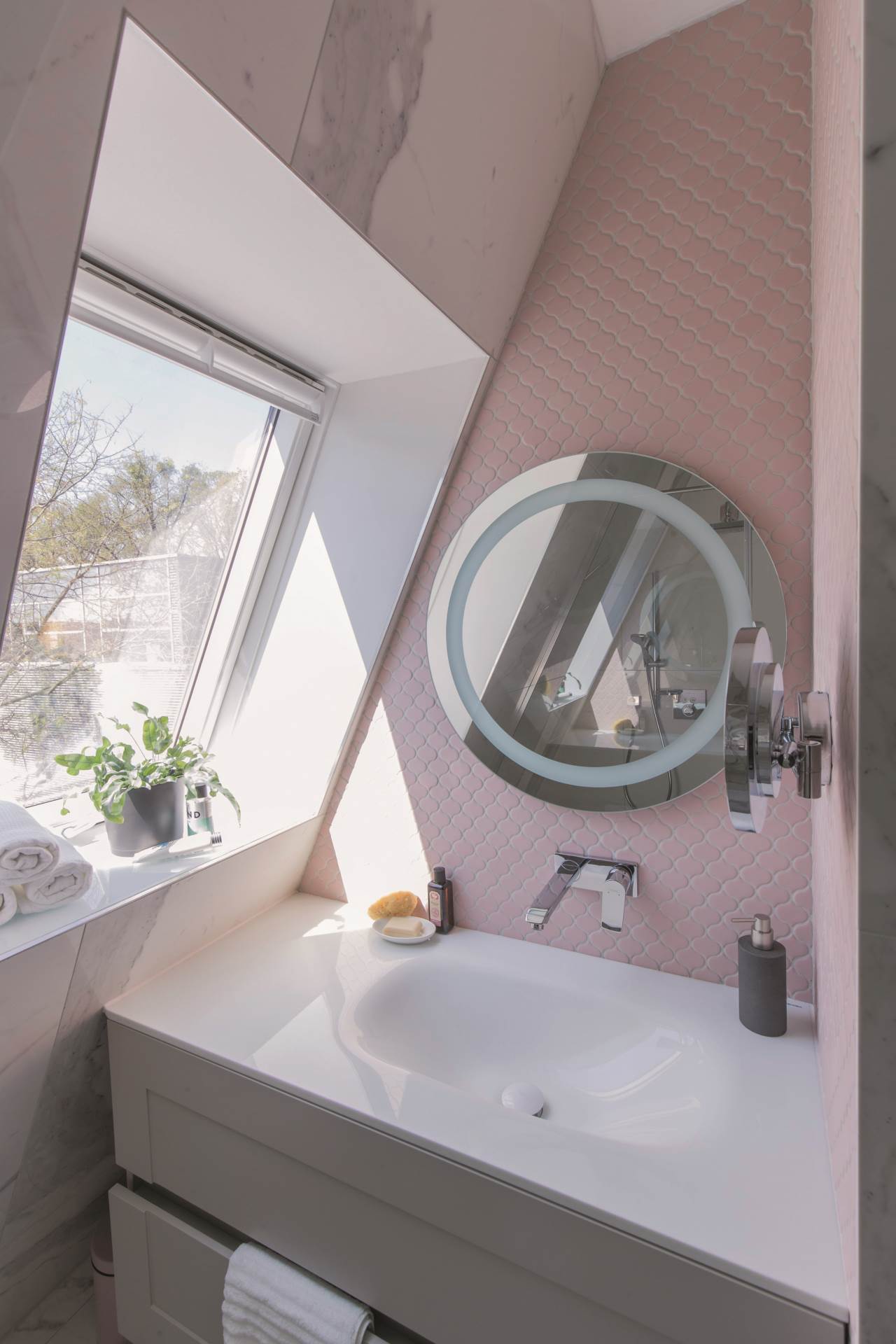 Pastelni tonovi u modernom domu (20).JPG