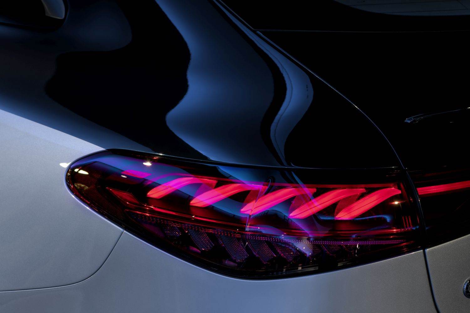 15 NAJVEĆIH INOVACIJA Ovo je prvo električno vozilo u luksuznoj klasi