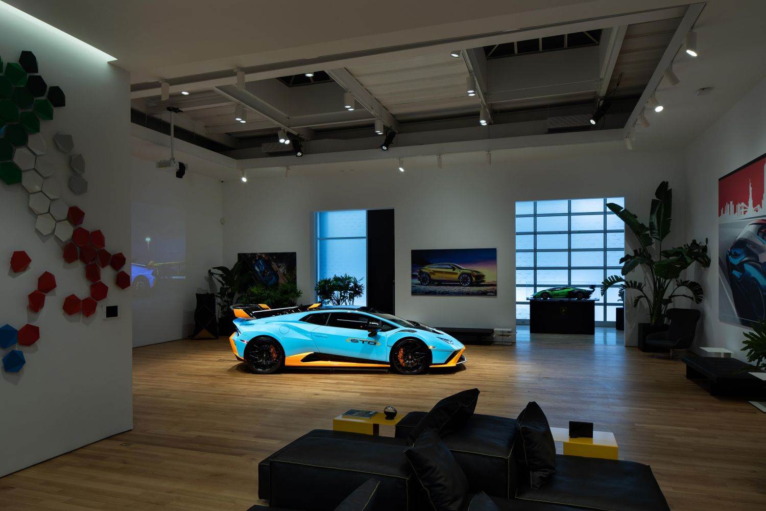LAMBORGHINI LOUNGE NEW YORK CITY Nikad viđeni automobili, B&O zvuk i novi sat