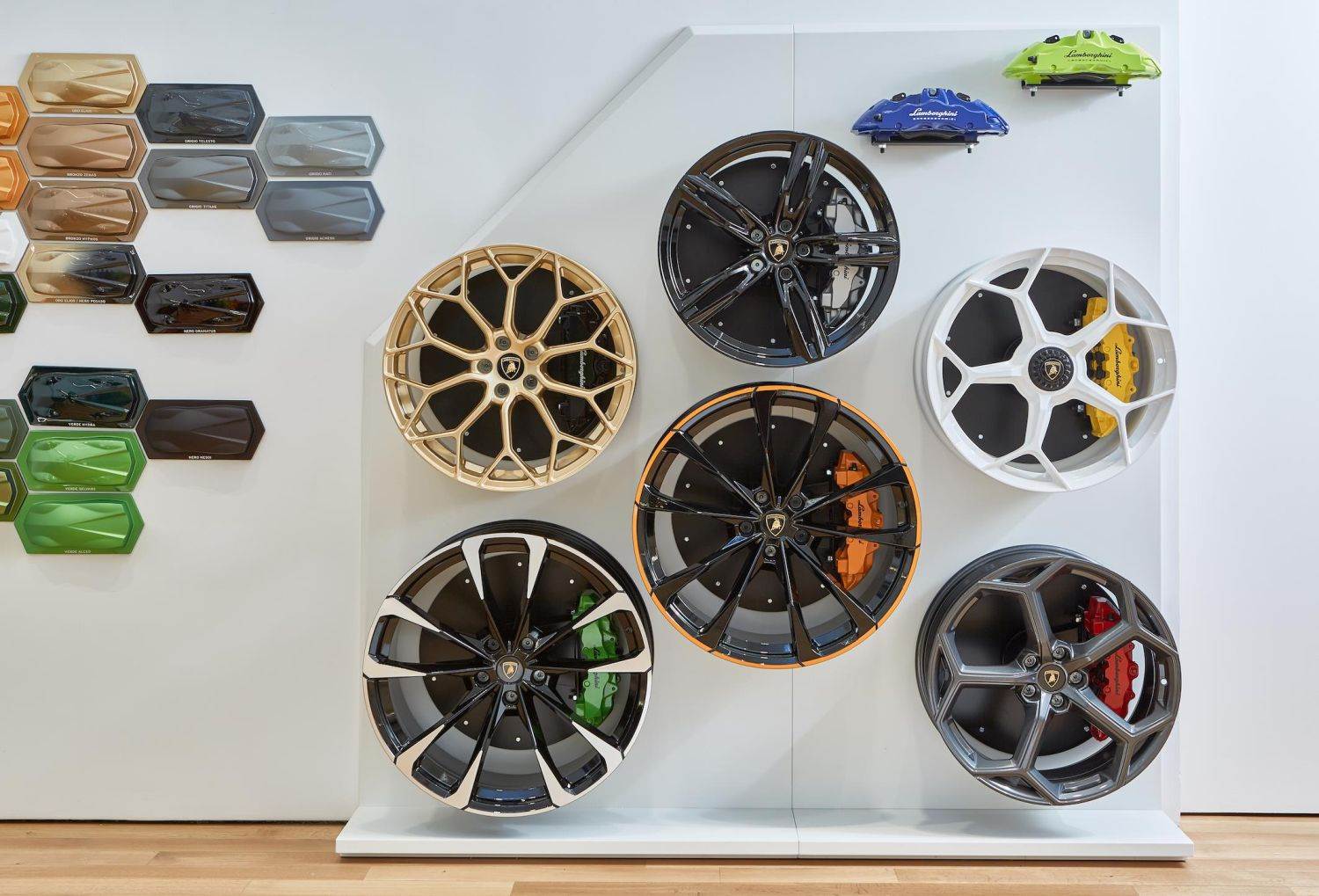 LAMBORGHINI LOUNGE NEW YORK CITY Nikad viđeni automobili, B&O zvuk i novi sat