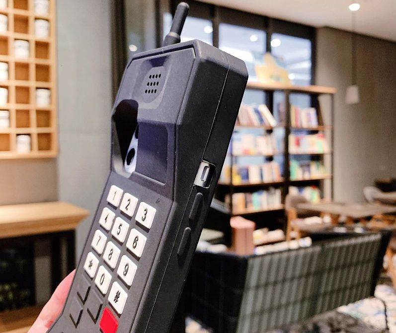 AKO VAS PUCA NOSTALGIJA Maska za iPhone koja glumi stari mobitel s antenom