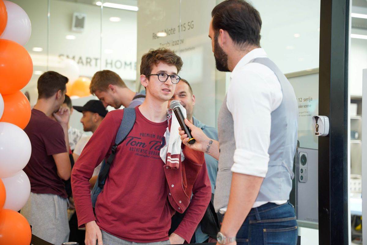 Prvi kupac Janko cekao je od 22 h dan ranije.jpg