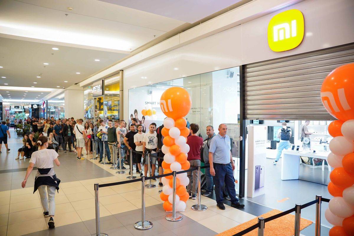 Xiaomi Store Arena Red.jpg