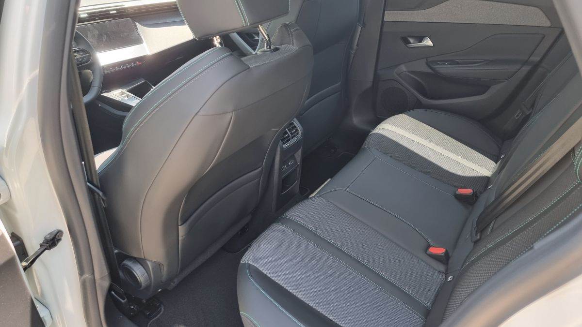 Peugeot 308 SW (24).jpg