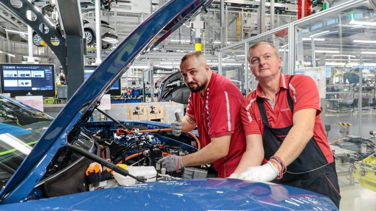 Porsche Taycan Turbo S (2).jpg