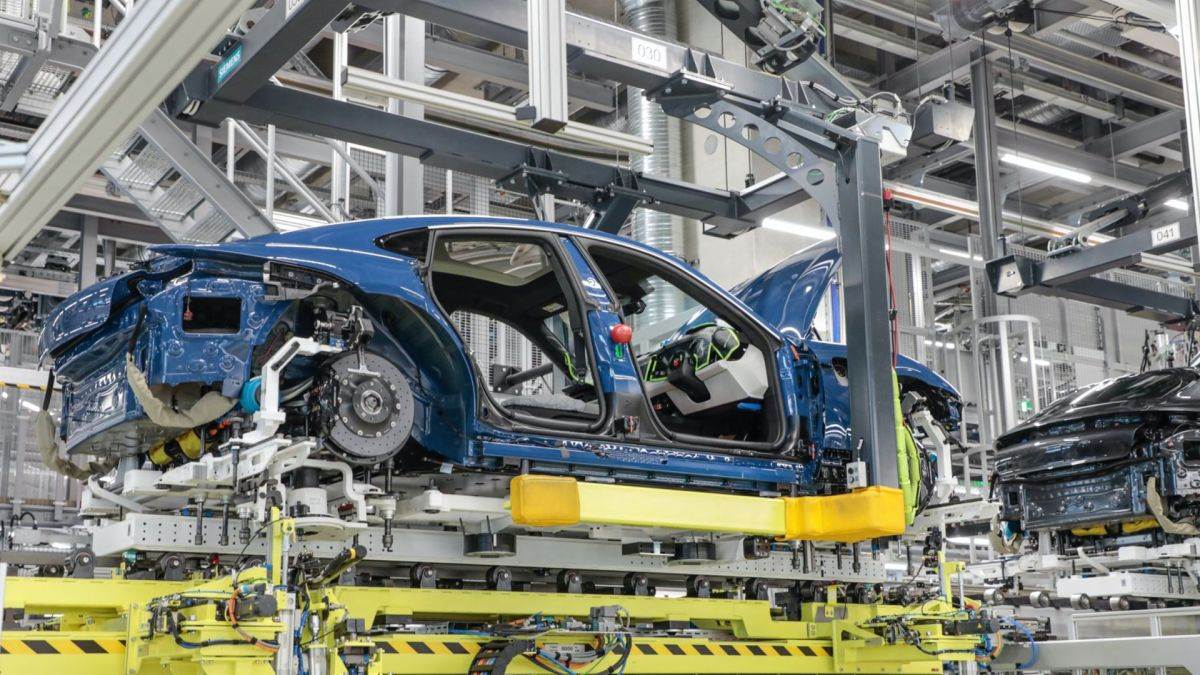 Porsche Taycan Turbo S (4).jpg