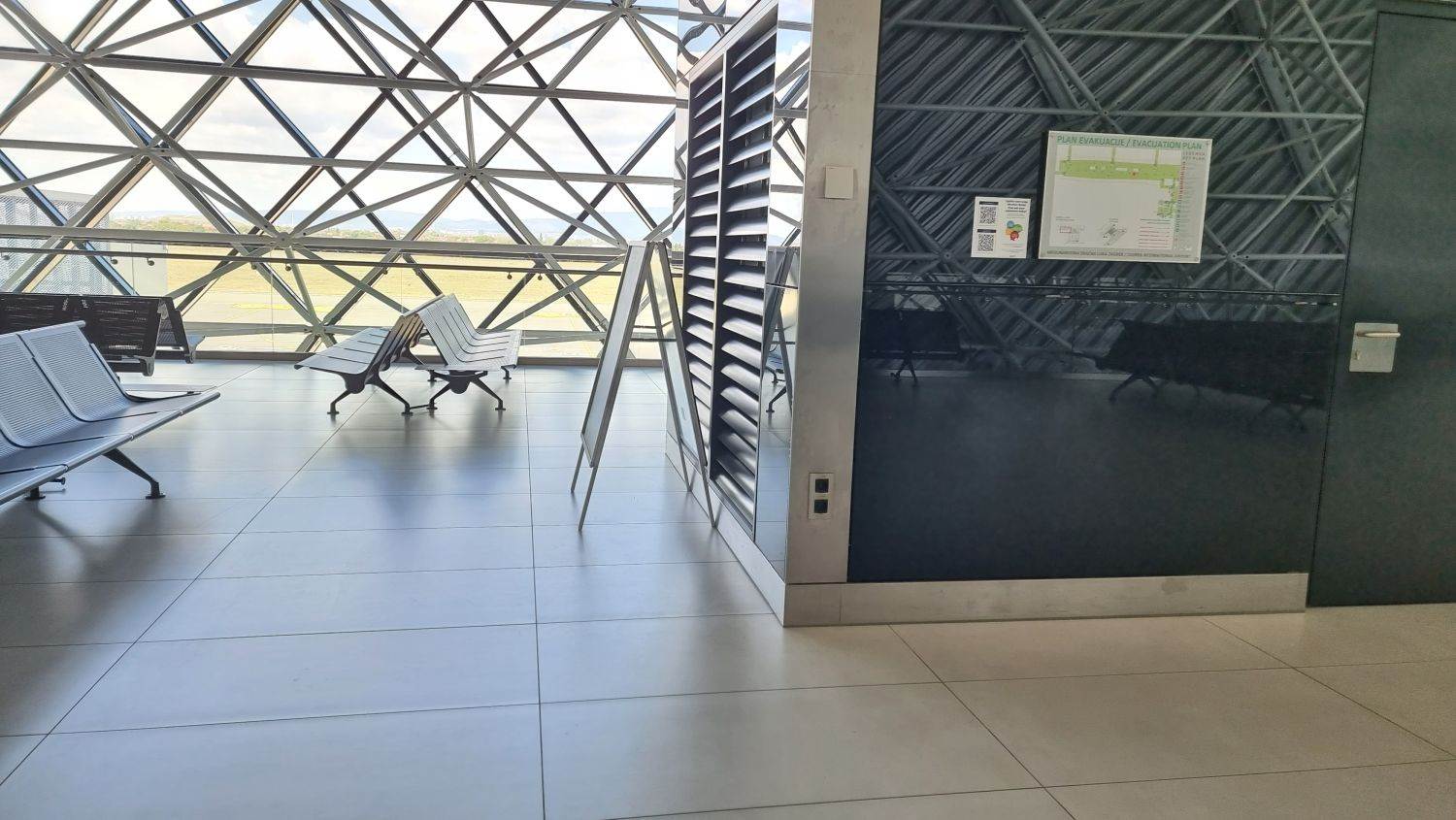 Međunarodna zračna luka Zagreb d.d. utičnice aerodrom Zagreb (7).jpg