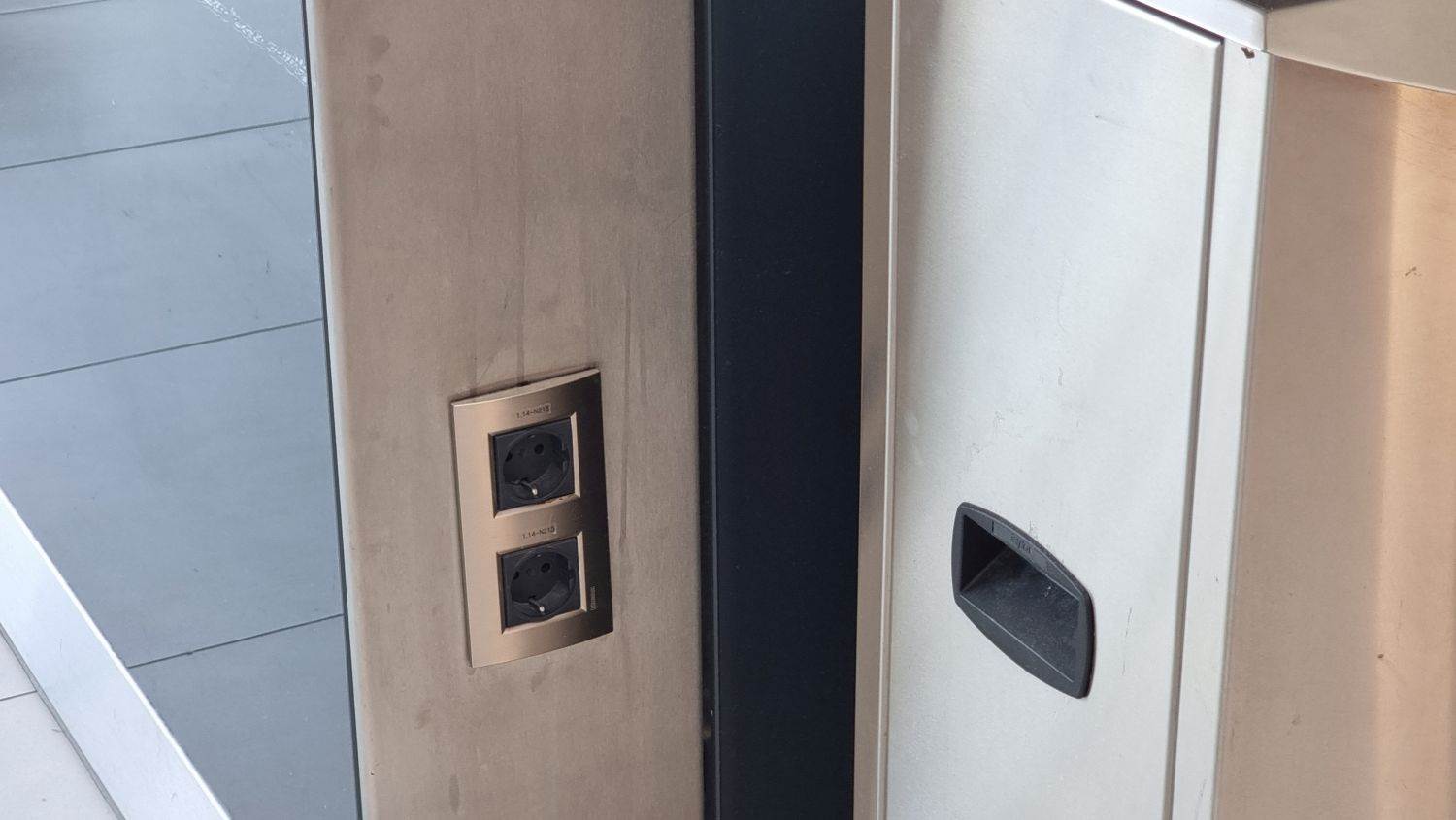 Međunarodna zračna luka Zagreb d.d. utičnice aerodrom Zagreb (10).jpg