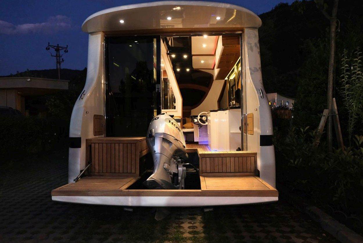 Amfibijski cestovni karavan (3).jpg