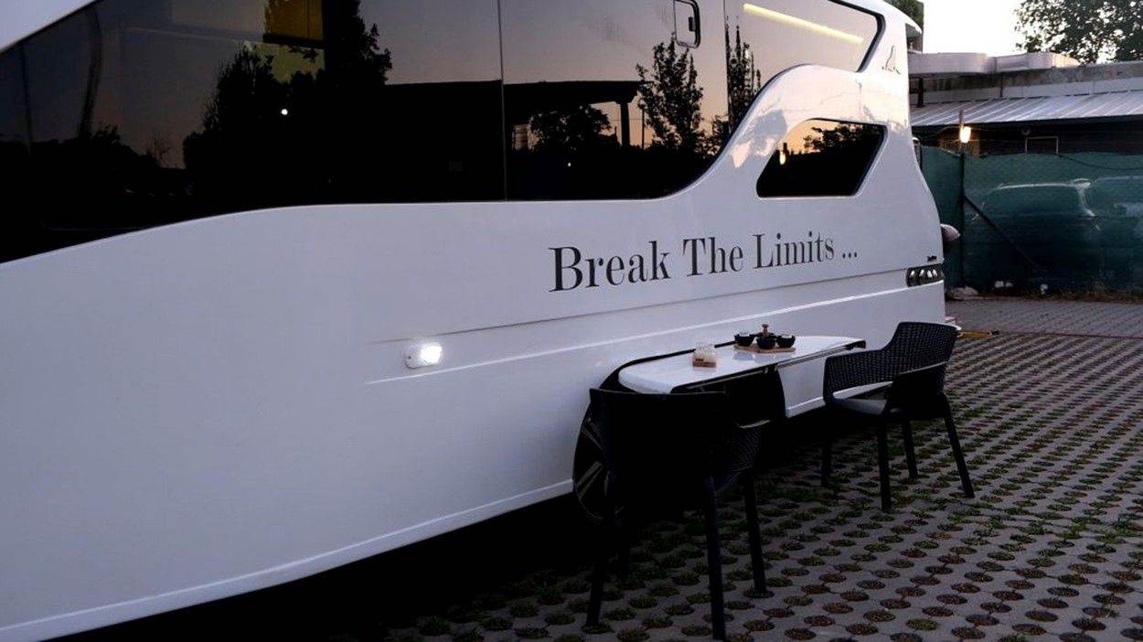 Amfibijski cestovni karavan (6).jpg