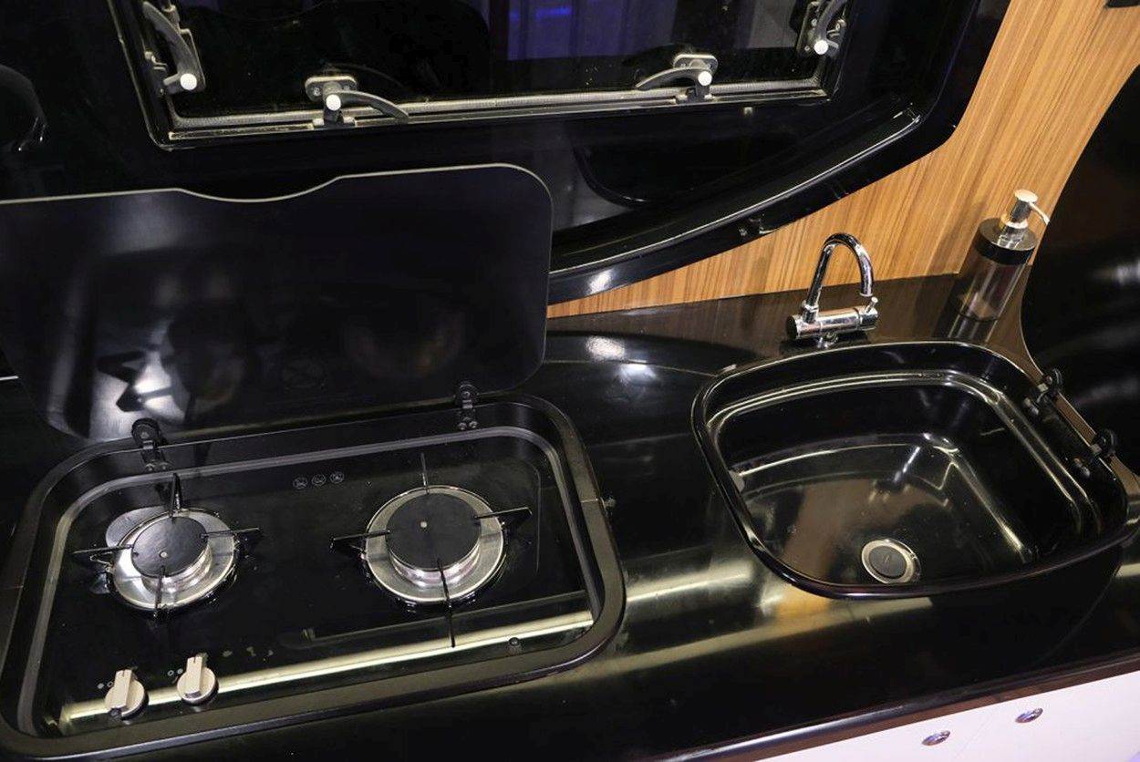 Amfibijski cestovni karavan (7).jpg