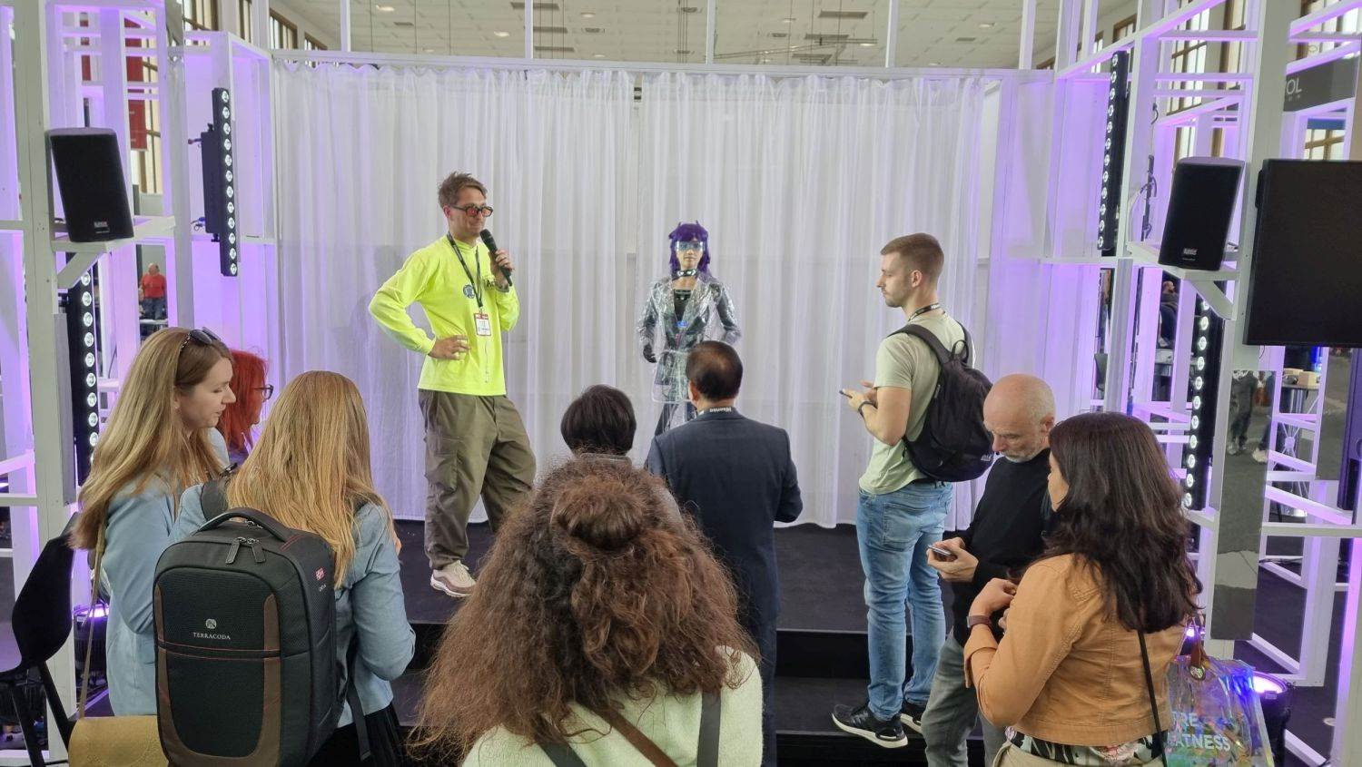 HOUSE OF ROBOTS: Robotski konobar, robotska ljepotica koja sve zna