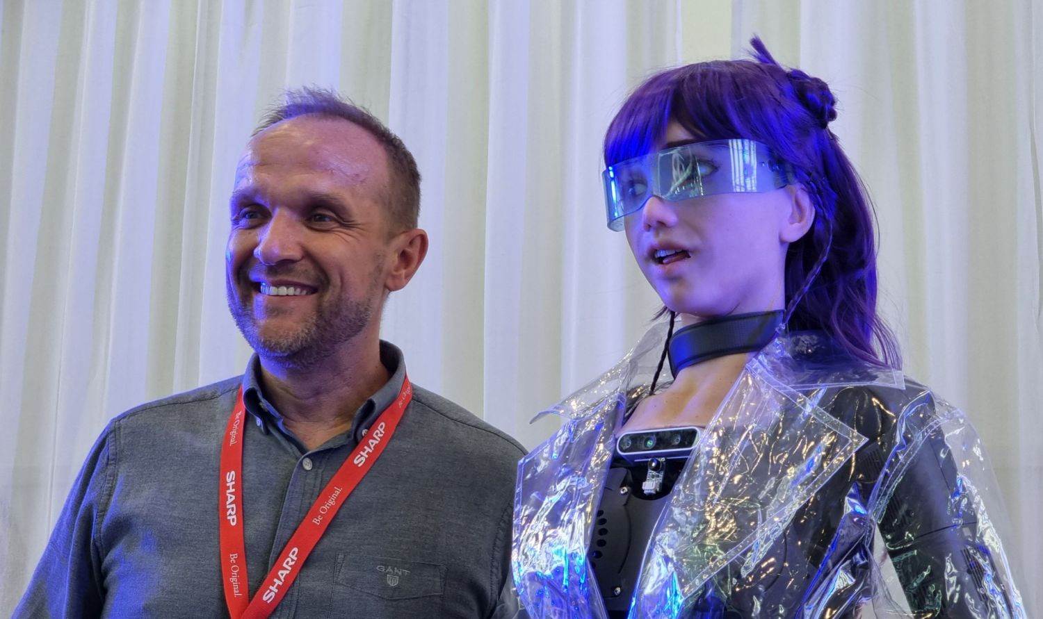 HOUSE OF ROBOTS: Robotski konobar, robotska ljepotica koja sve zna