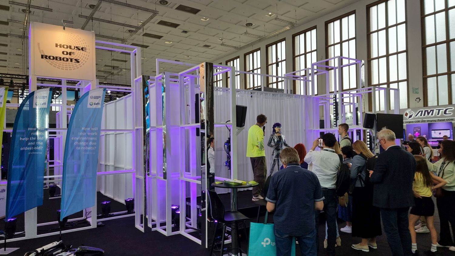 HOUSE OF ROBOTS: Robotski konobar, robotska ljepotica koja sve zna