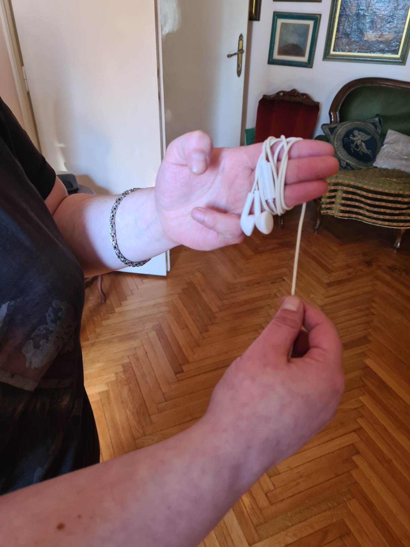 NEMA VIŠE ZAPETLJANIH KABELA Evo kako riješiti problem koji muči mnoge