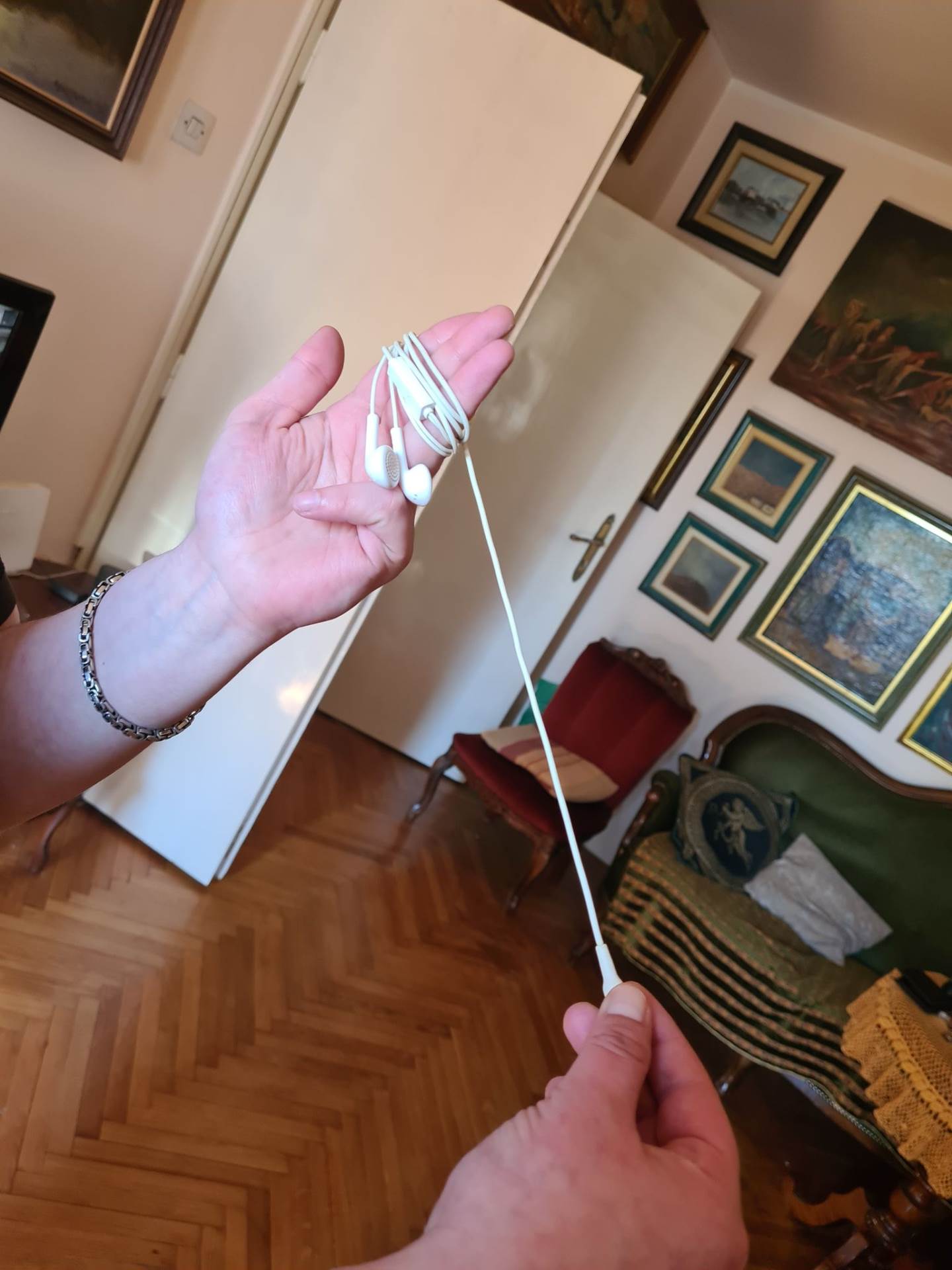 NEMA VIŠE ZAPETLJANIH KABELA Evo kako riješiti problem koji muči mnoge