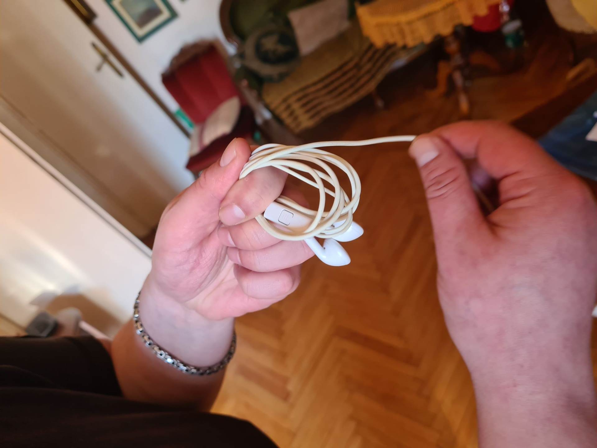 NEMA VIŠE ZAPETLJANIH KABELA Evo kako riješiti problem koji muči mnoge