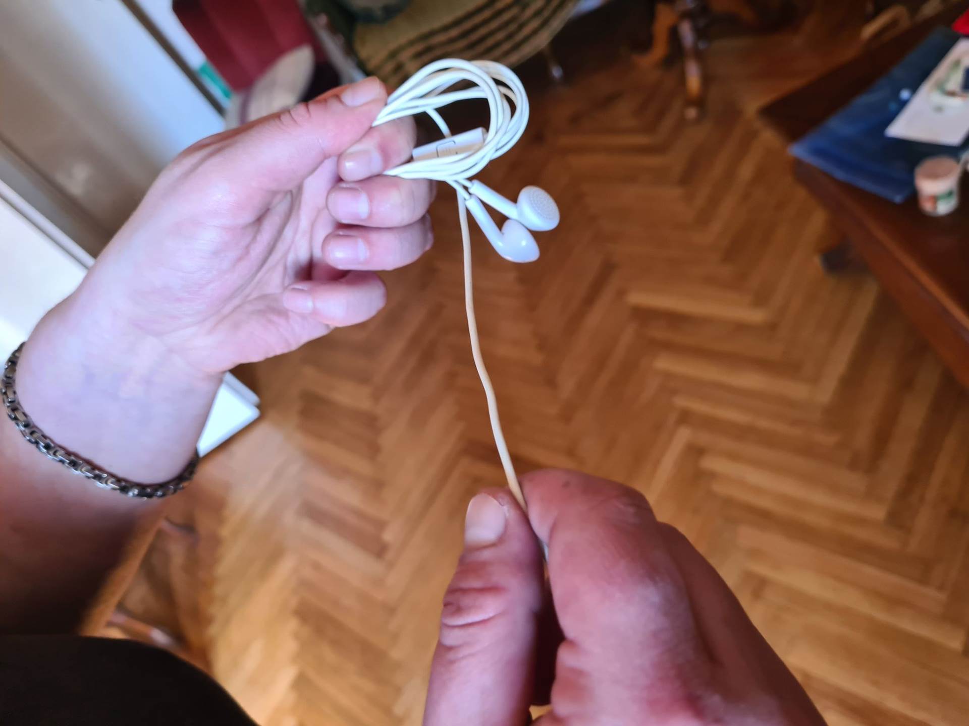 NEMA VIŠE ZAPETLJANIH KABELA Evo kako riješiti problem koji muči mnoge