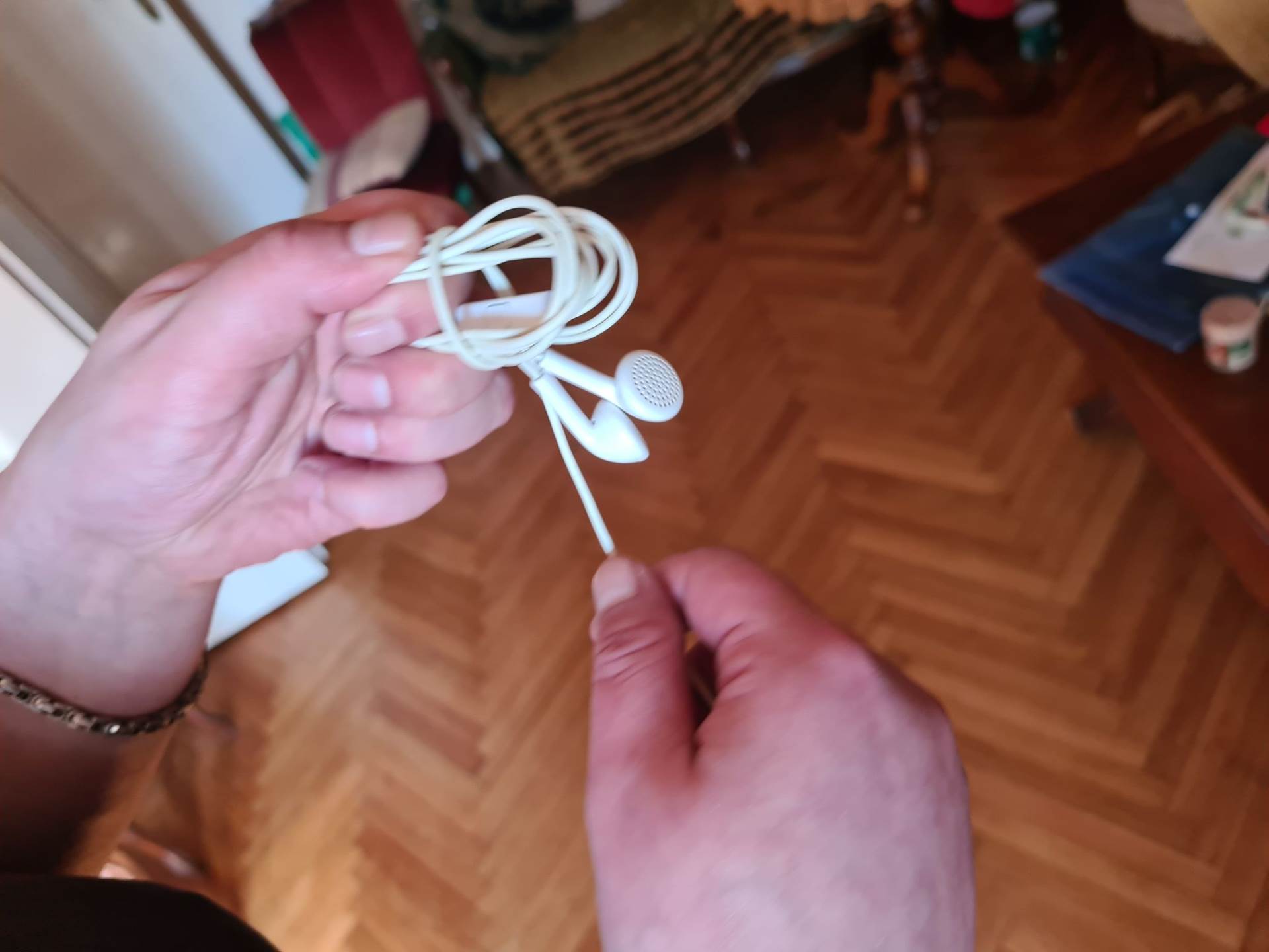 NEMA VIŠE ZAPETLJANIH KABELA Evo kako riješiti problem koji muči mnoge