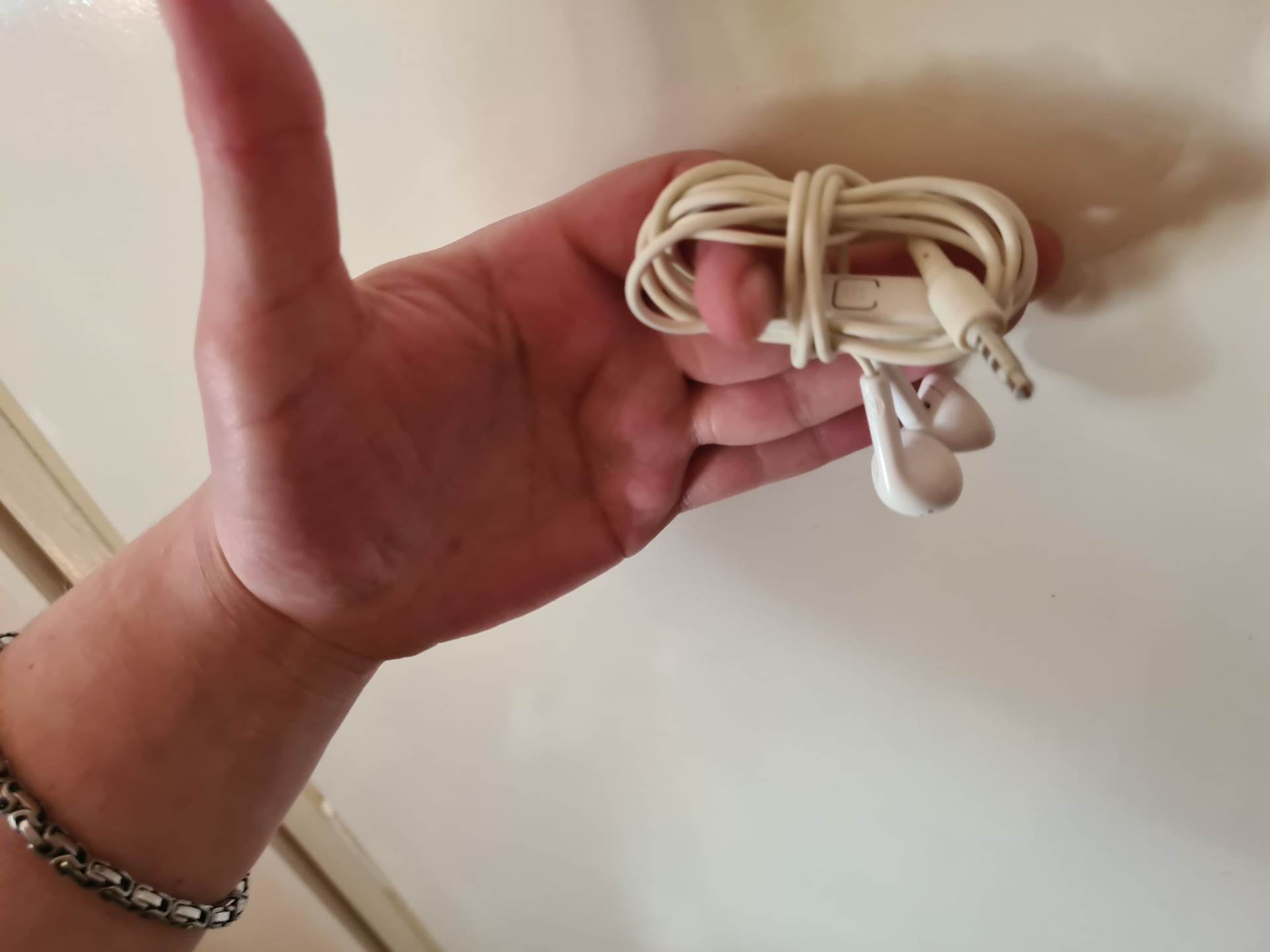 NEMA VIŠE ZAPETLJANIH KABELA Evo kako riješiti problem koji muči mnoge