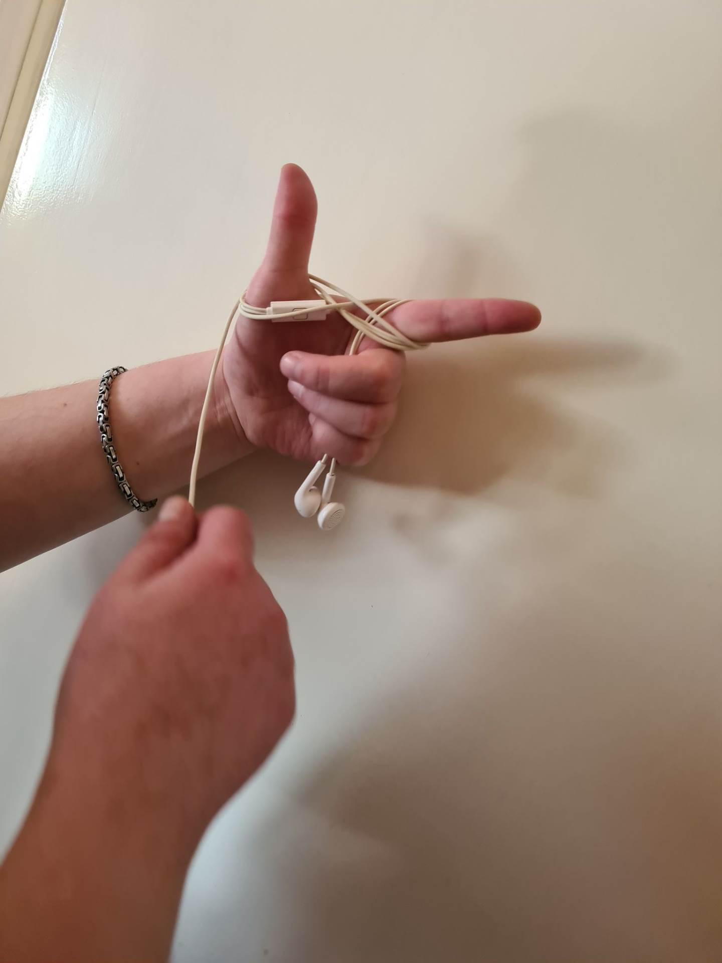 NEMA VIŠE ZAPETLJANIH KABELA Evo kako riješiti problem koji muči mnoge