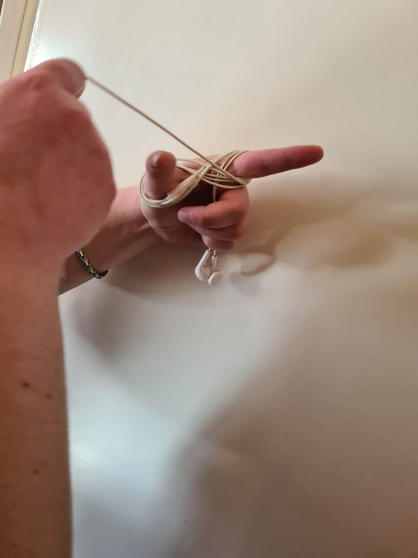 NEMA VIŠE ZAPETLJANIH KABELA Evo kako riješiti problem koji muči mnoge