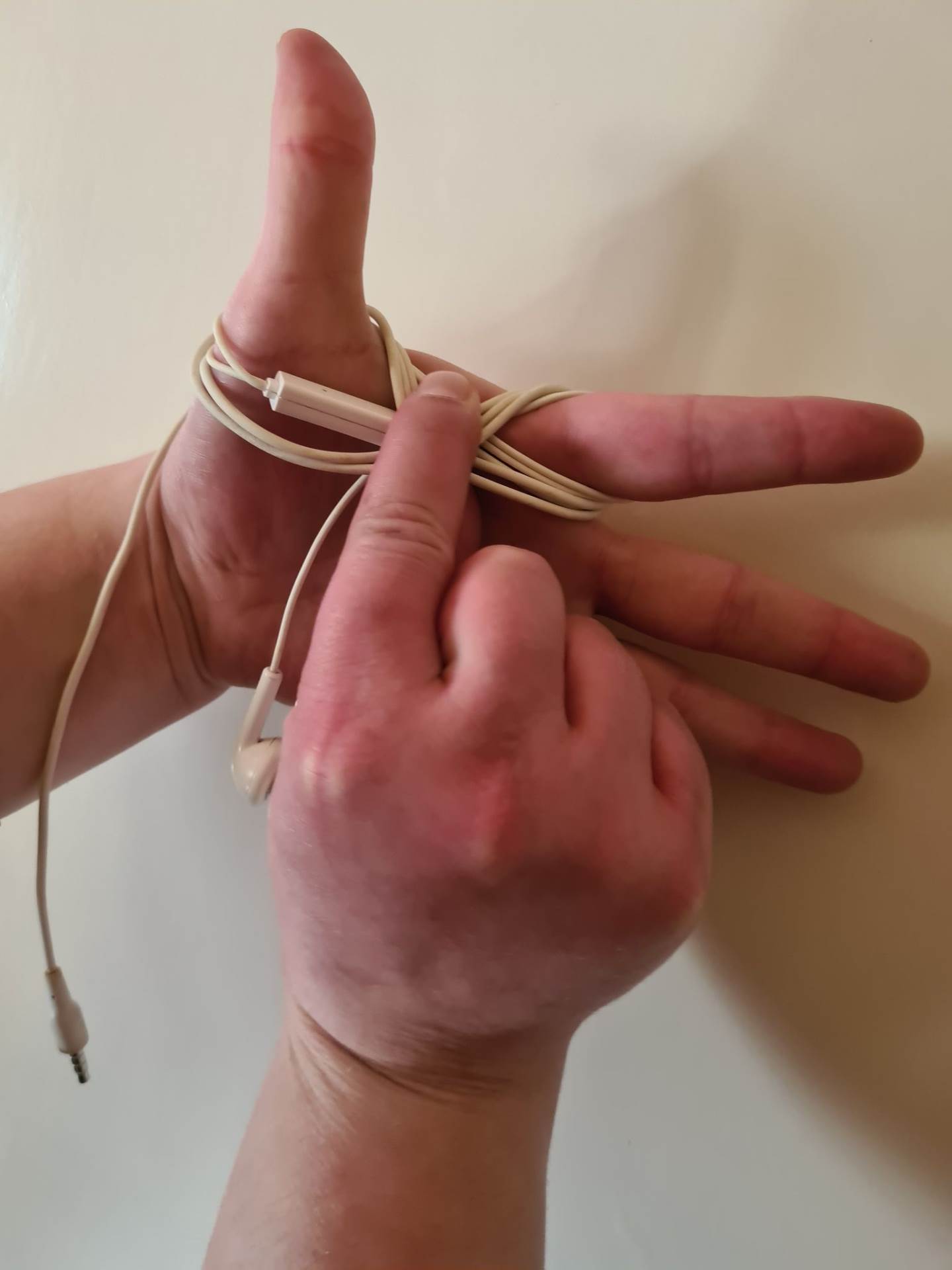 NEMA VIŠE ZAPETLJANIH KABELA Evo kako riješiti problem koji muči mnoge