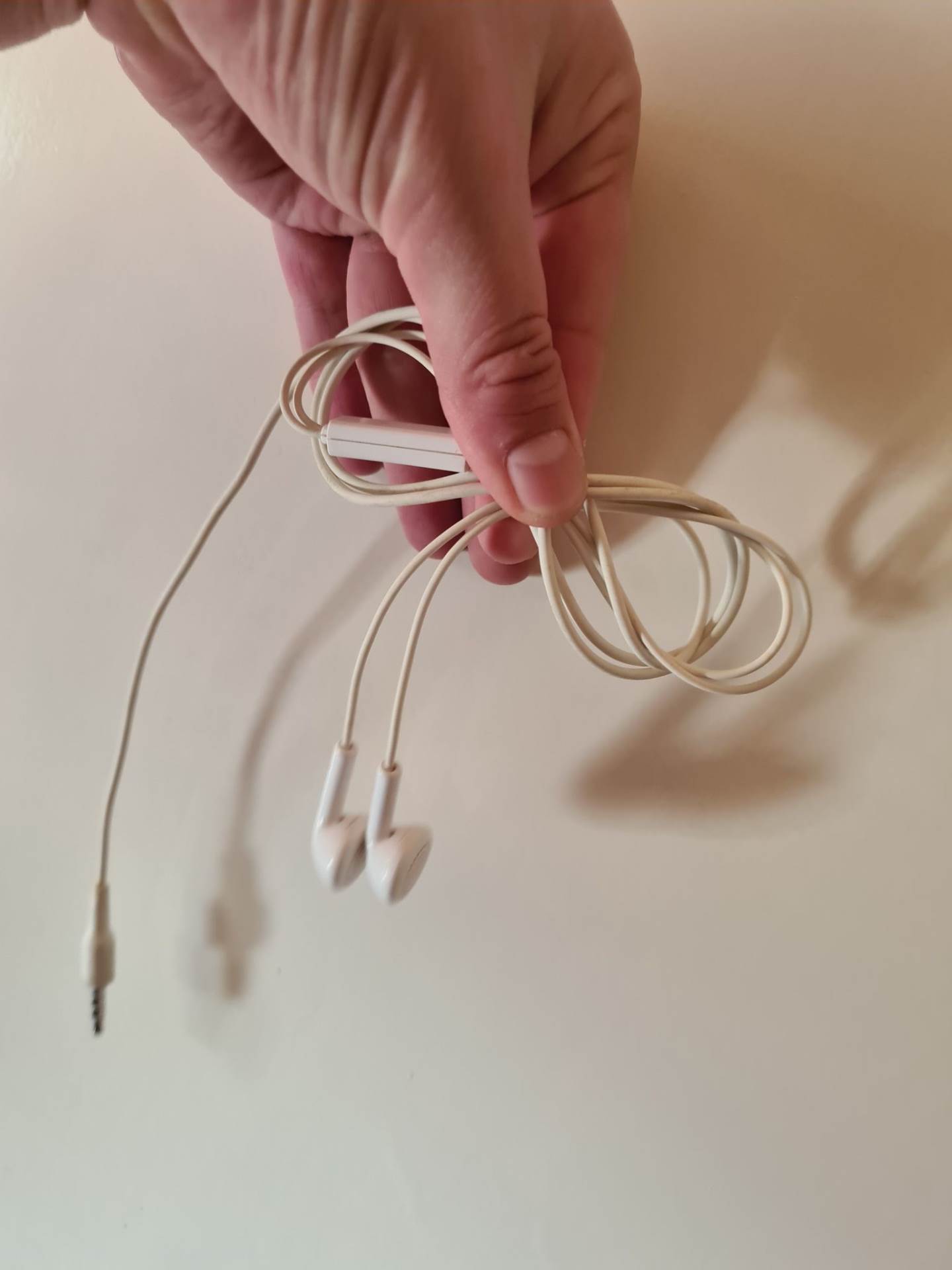 NEMA VIŠE ZAPETLJANIH KABELA Evo kako riješiti problem koji muči mnoge