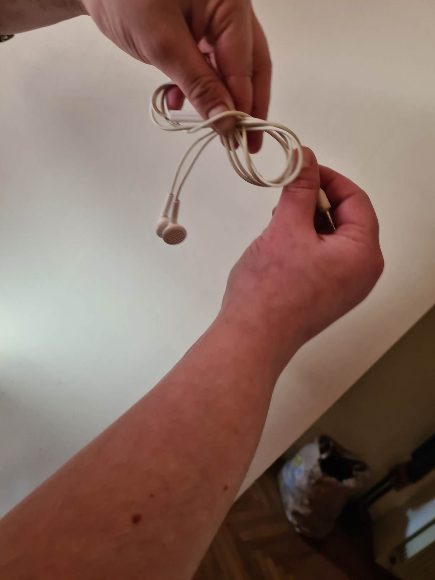 NEMA VIŠE ZAPETLJANIH KABELA Evo kako riješiti problem koji muči mnoge