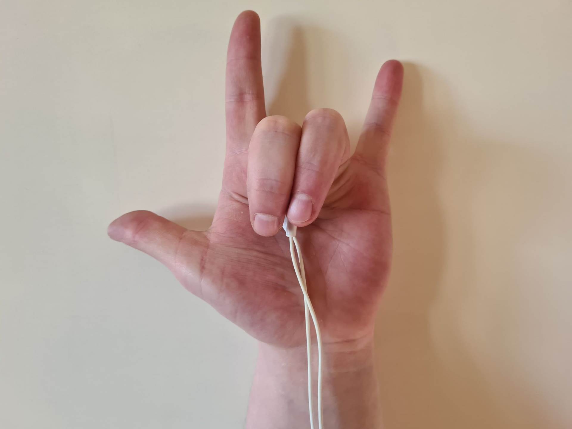 NEMA VIŠE ZAPETLJANIH KABELA Evo kako riješiti problem koji muči mnoge