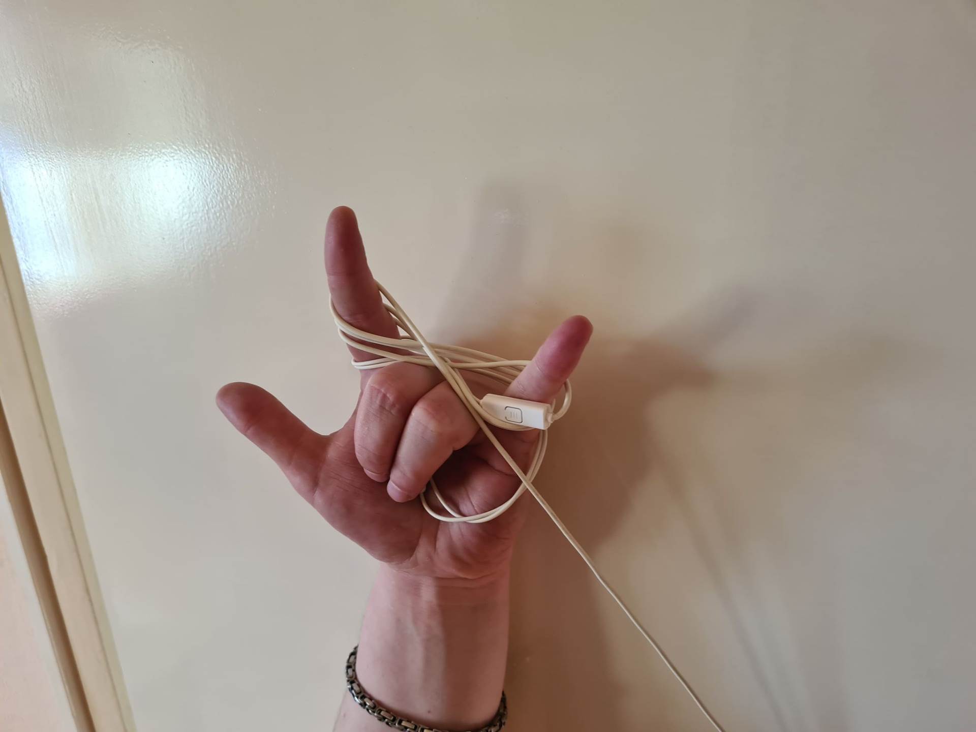 NEMA VIŠE ZAPETLJANIH KABELA Evo kako riješiti problem koji muči mnoge