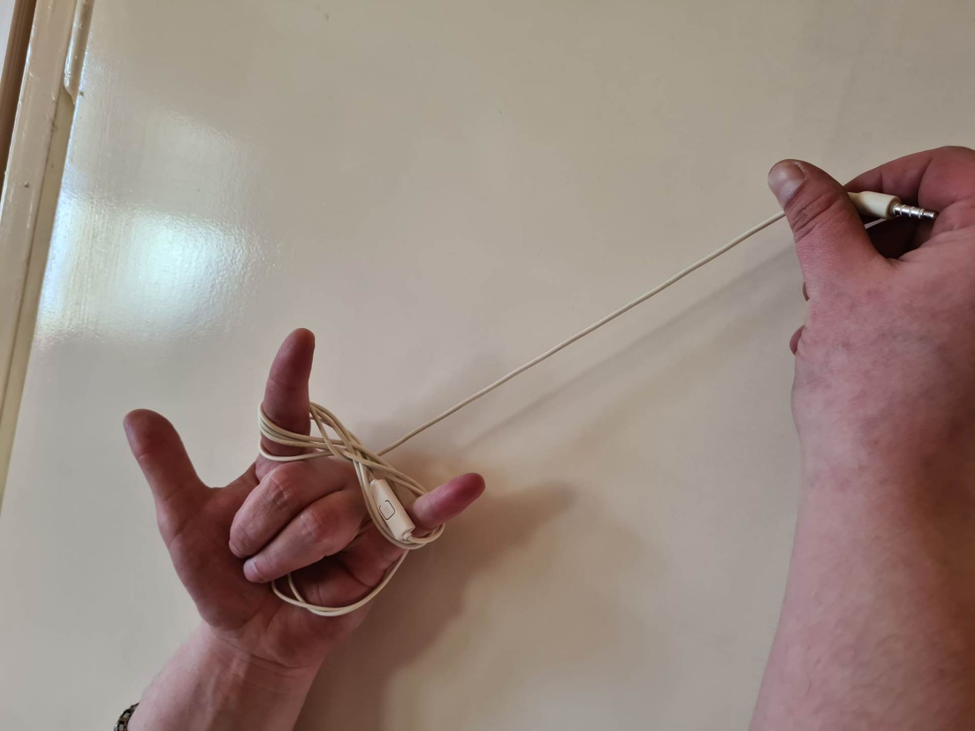 NEMA VIŠE ZAPETLJANIH KABELA Evo kako riješiti problem koji muči mnoge