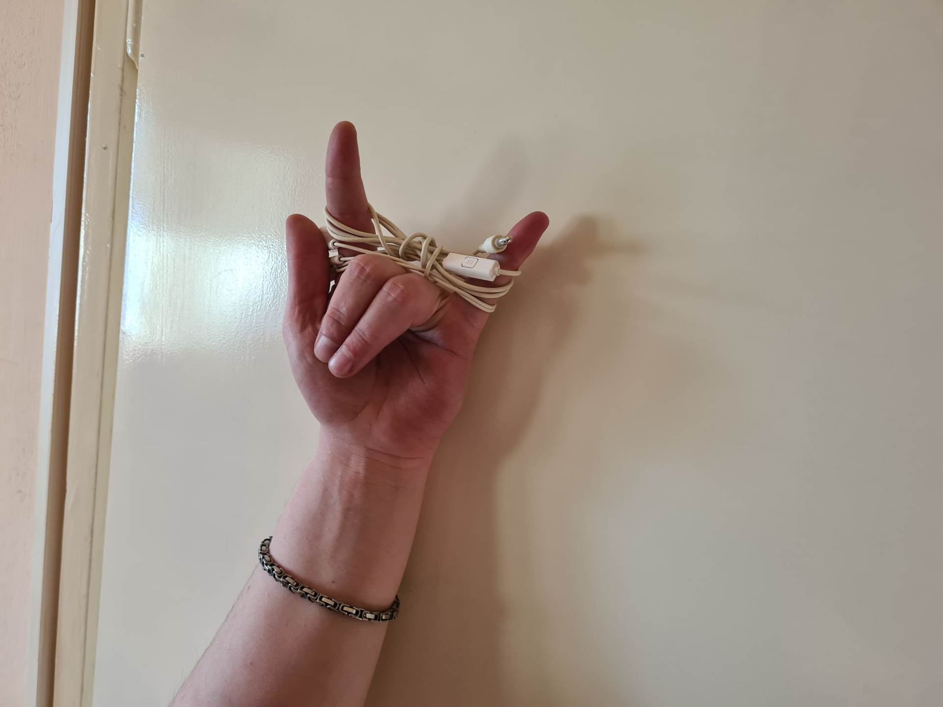 NEMA VIŠE ZAPETLJANIH KABELA Evo kako riješiti problem koji muči mnoge