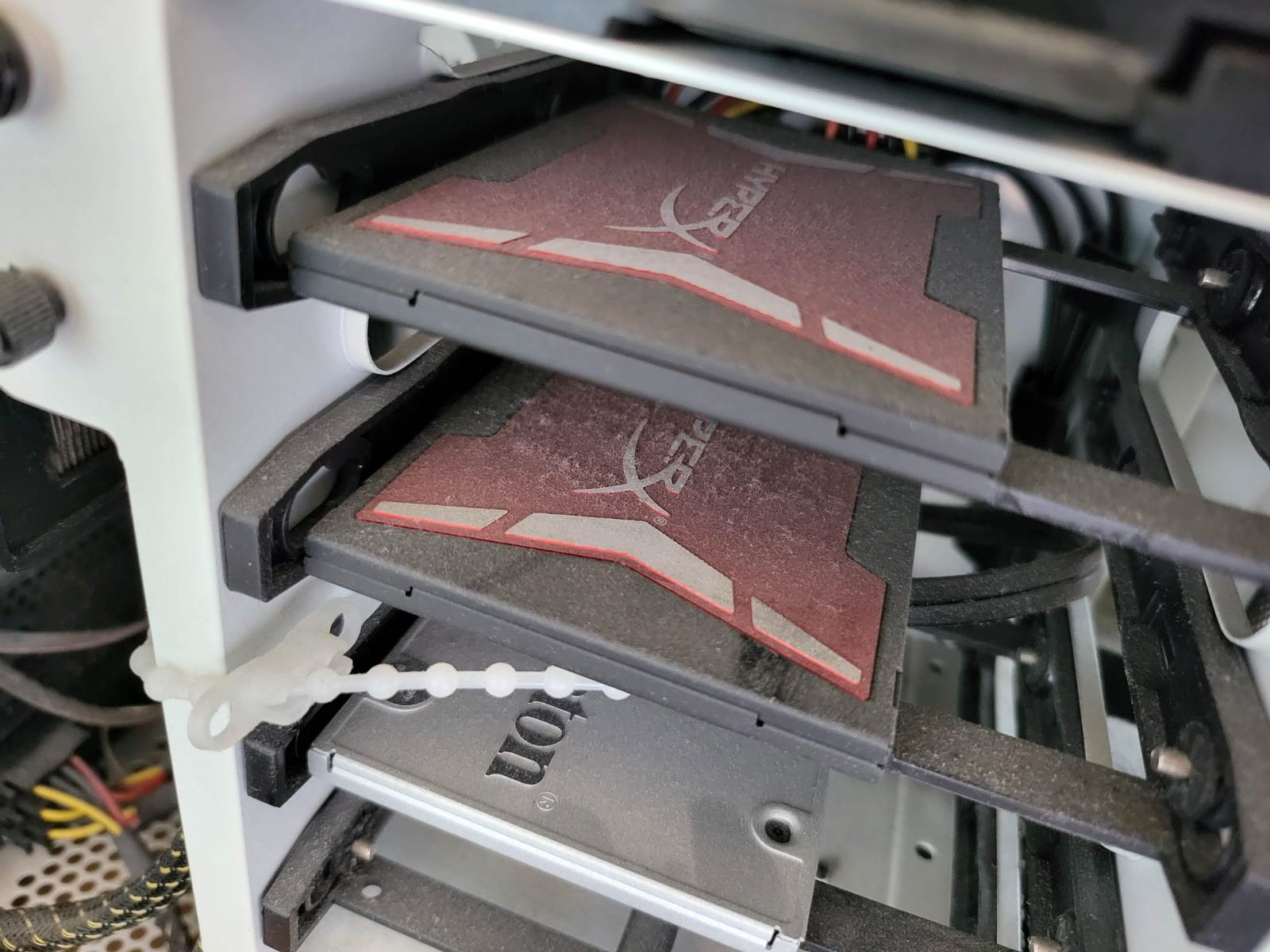 DOBRA ILI LOŠA POZICIJA? Opasnosti koje prijete računalu na podu