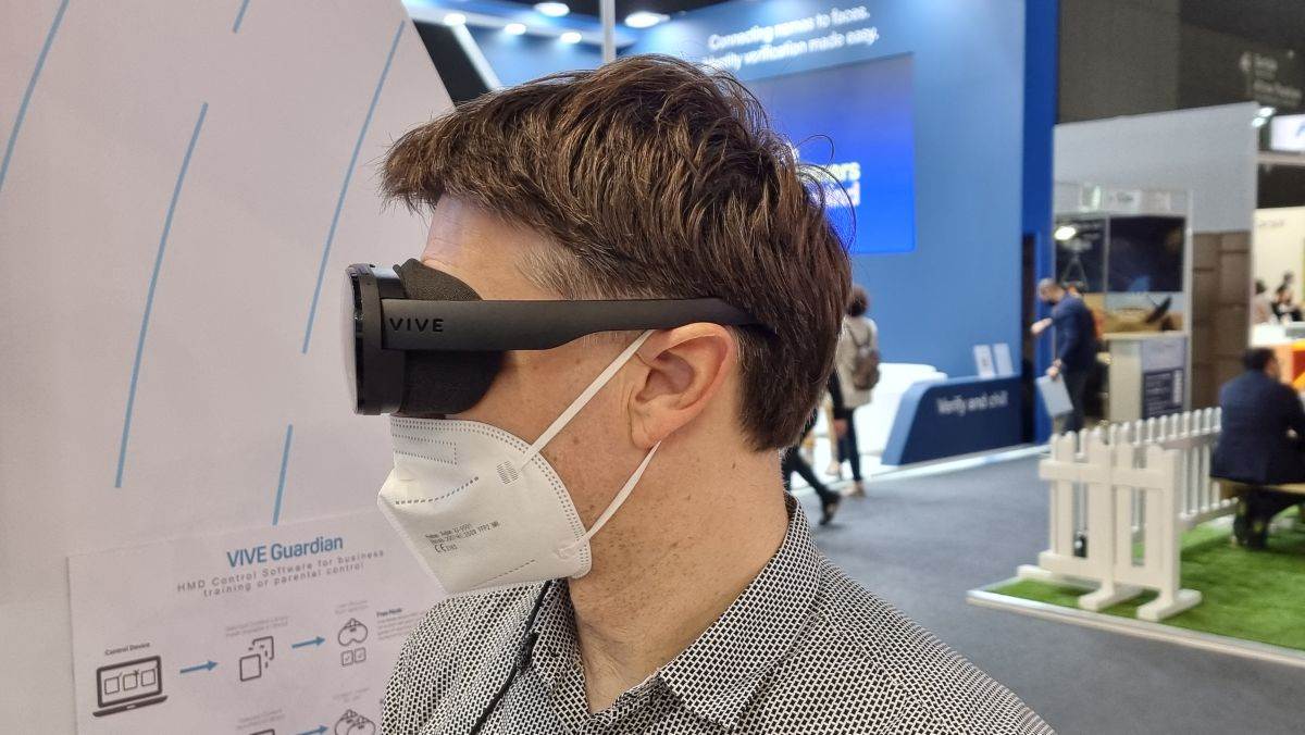 HTC VIVE Flow holoride (3).jpg