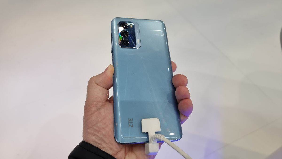 ZTE Blade V40 (1).jpg