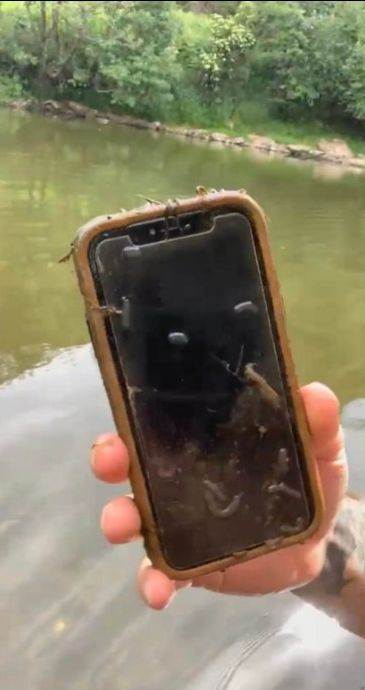 Apple iPhone u vodi (4).jpg