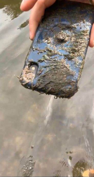 Apple iPhone u vodi (5).jpg