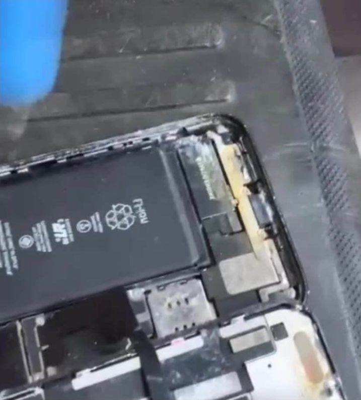 Apple iPhone u vodi (6).jpg