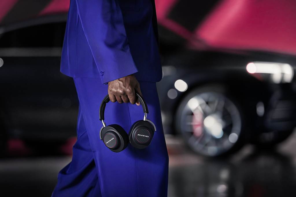 Mercedes-Benz MG20 Wireless Gaming Headphones (1).jpg