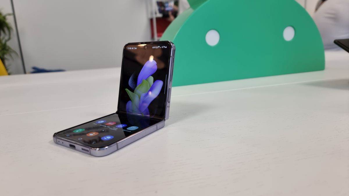 Samsung Galaxy Z Flip4 (2).jpg