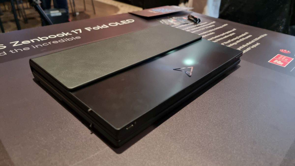 Asus Zenbook 17 Fold OLED (15).jpg