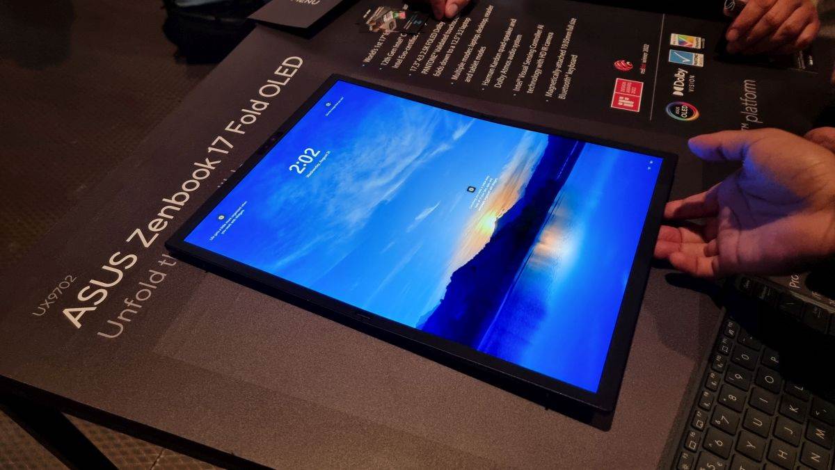 Asus Zenbook 17 Fold OLED (2).jpg