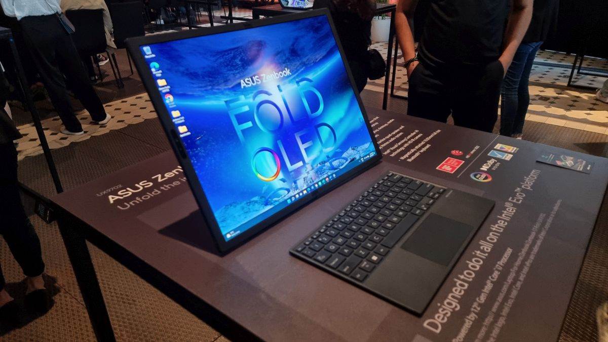 Asus Zenbook 17 Fold OLED (3).jpg