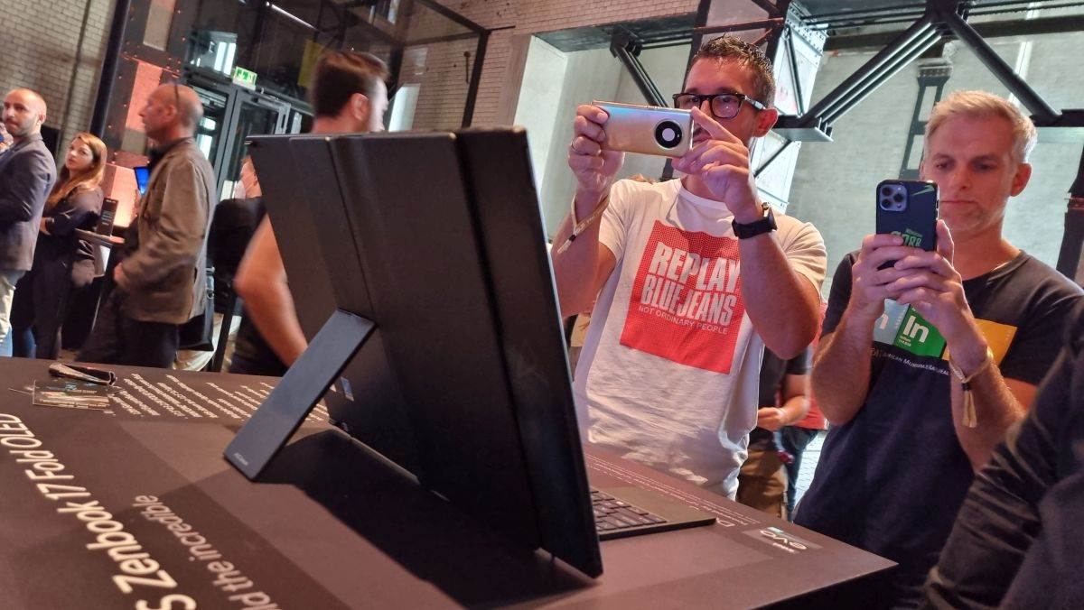 Asus Zenbook 17 Fold OLED (4).jpg